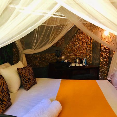 Atha Safari Resort & Riverside Camping อุดาวาลาเว ภายนอก รูปภาพ